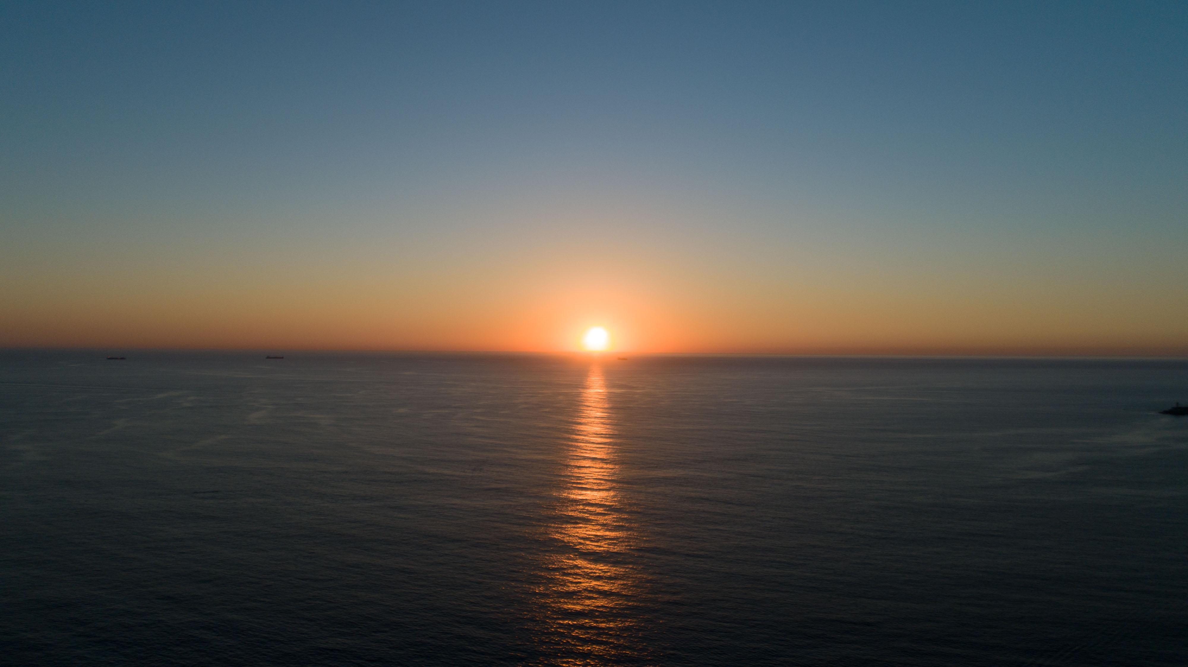 Vila Foz Hotel & Spa - Member Of Design Hotels Porto Luaran gambar Sunset over the Atlantic Ocean