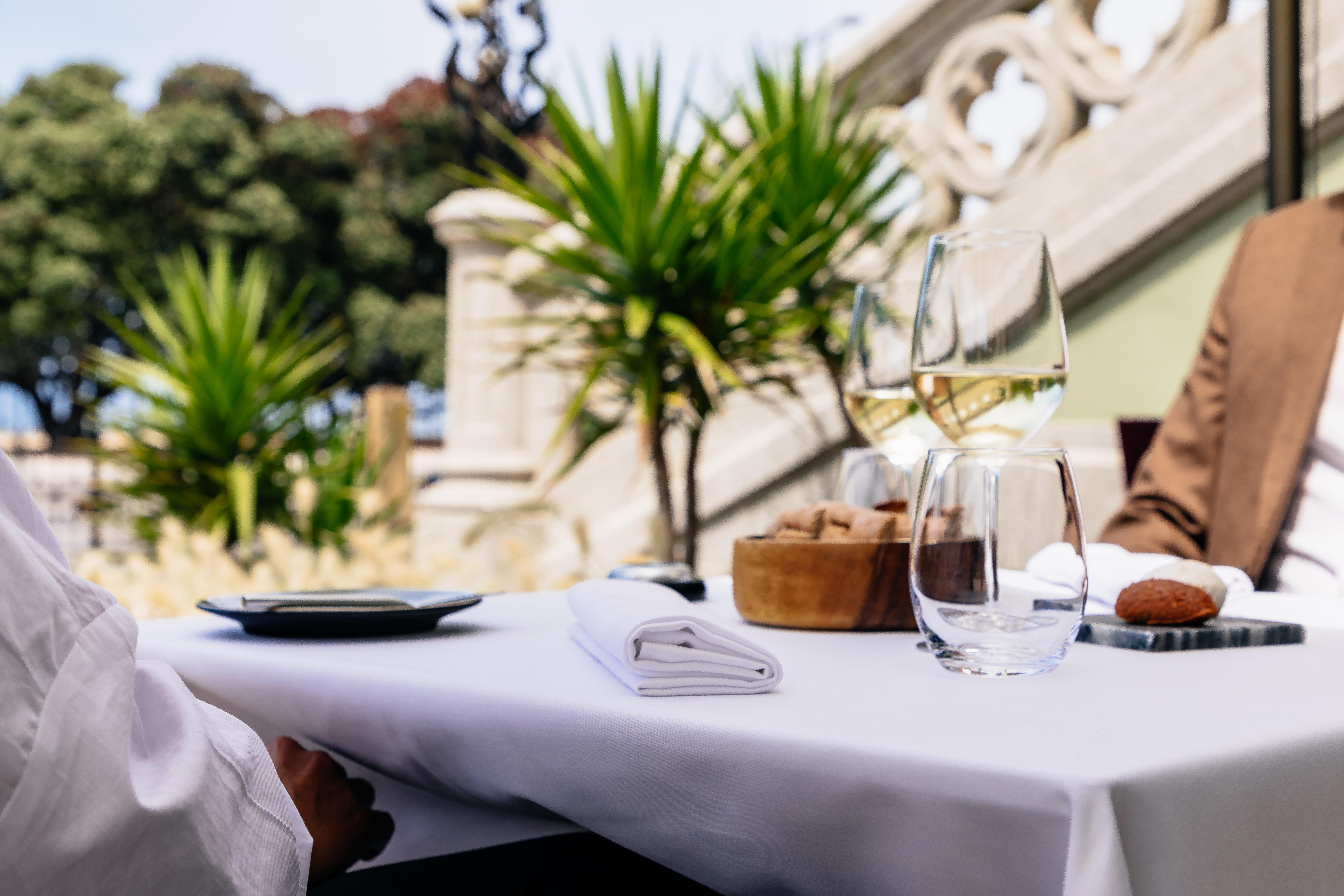 Vila Foz Hotel & Spa - Member Of Design Hotels Porto Luaran gambar A table at the restaurant