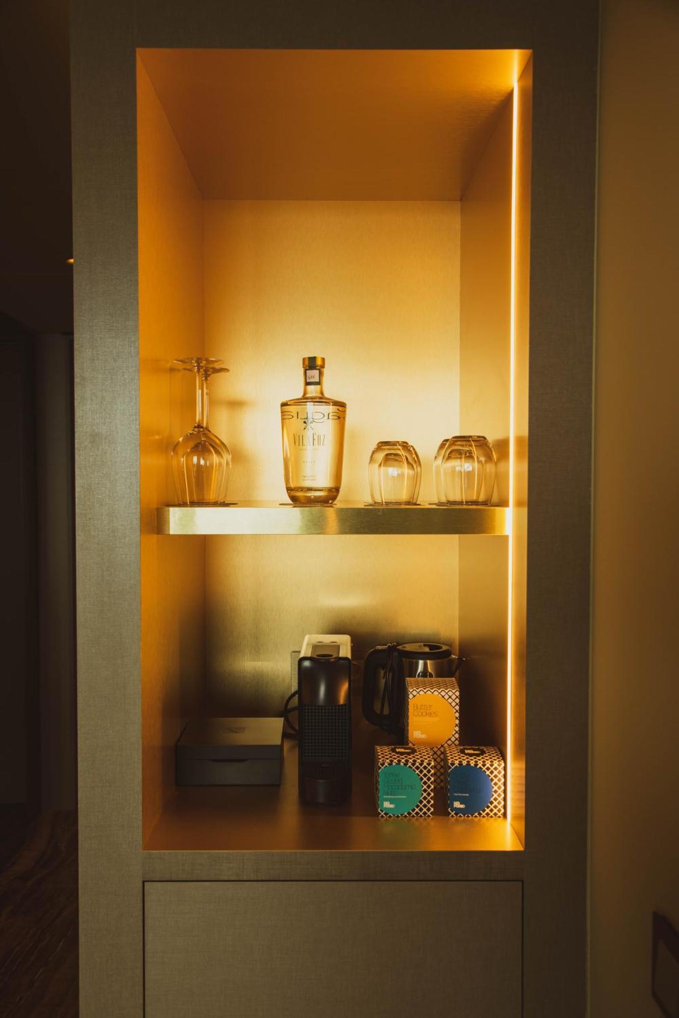 Vila Foz Hotel & Spa - Member Of Design Hotels Porto Luaran gambar A Nespresso machine in a hotel room