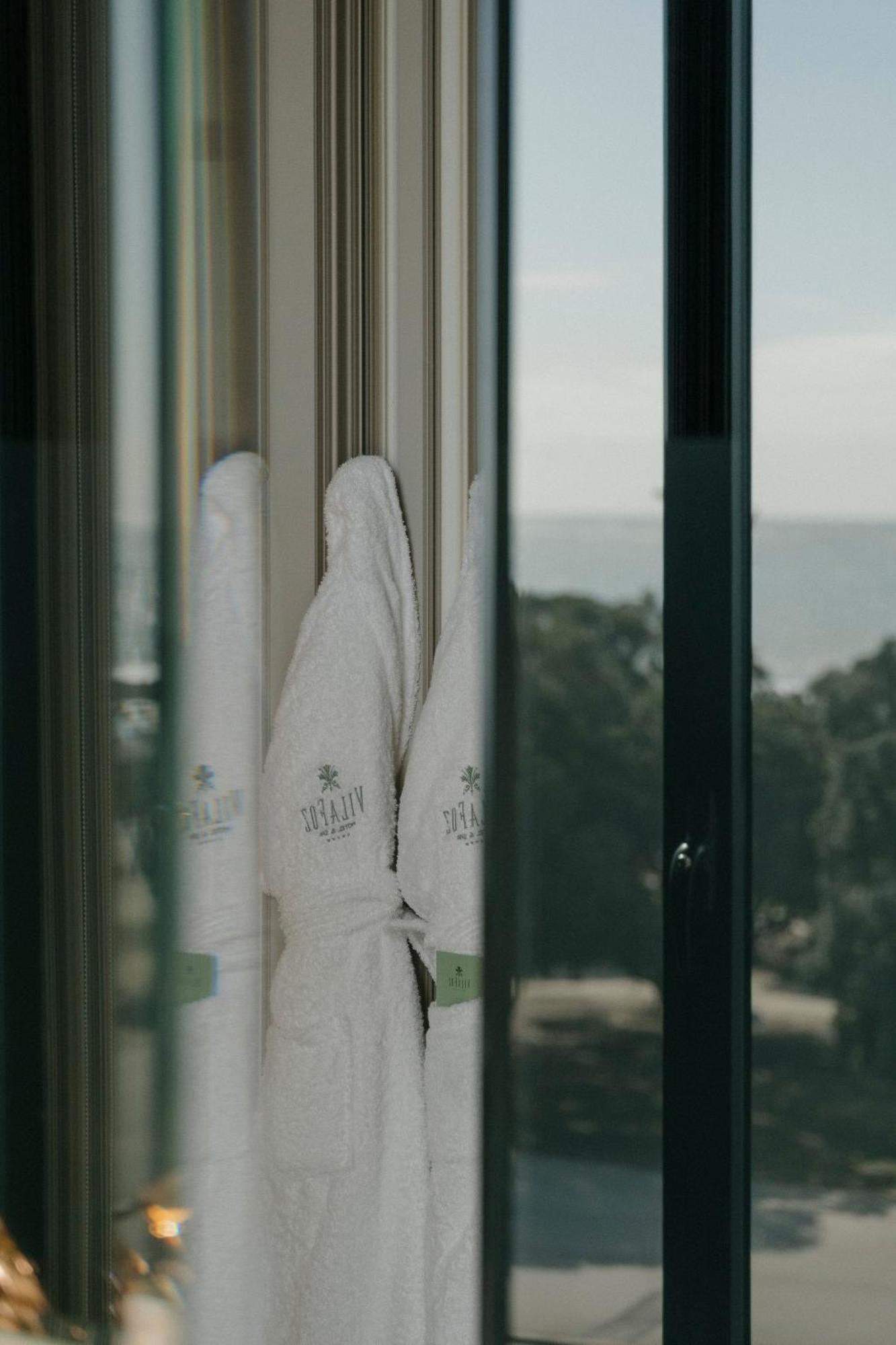 Vila Foz Hotel & Spa - Member Of Design Hotels Porto Luaran gambar Towels in a hotel room