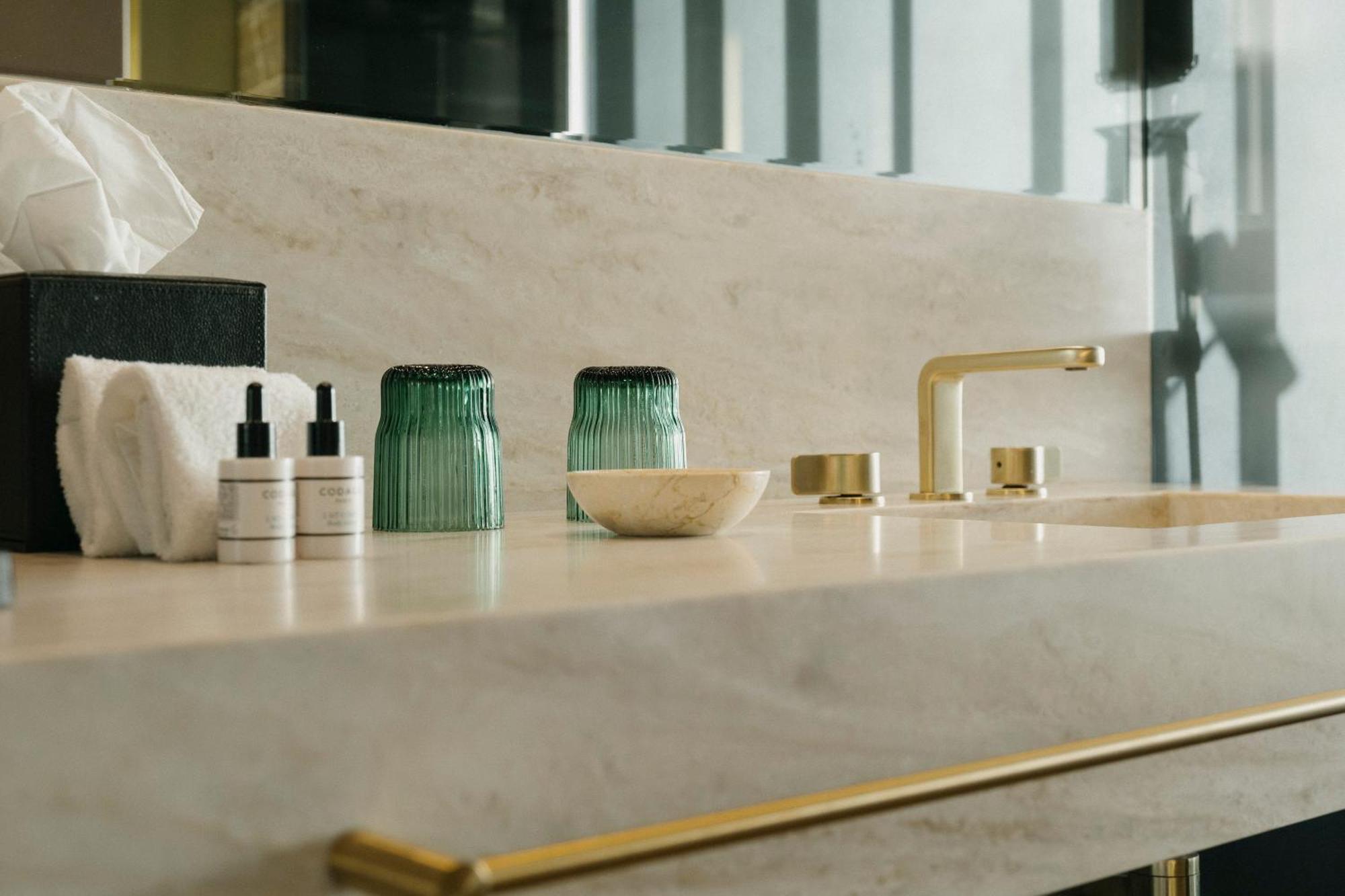 Vila Foz Hotel & Spa - Member Of Design Hotels Porto Luaran gambar Bathroom fixtures