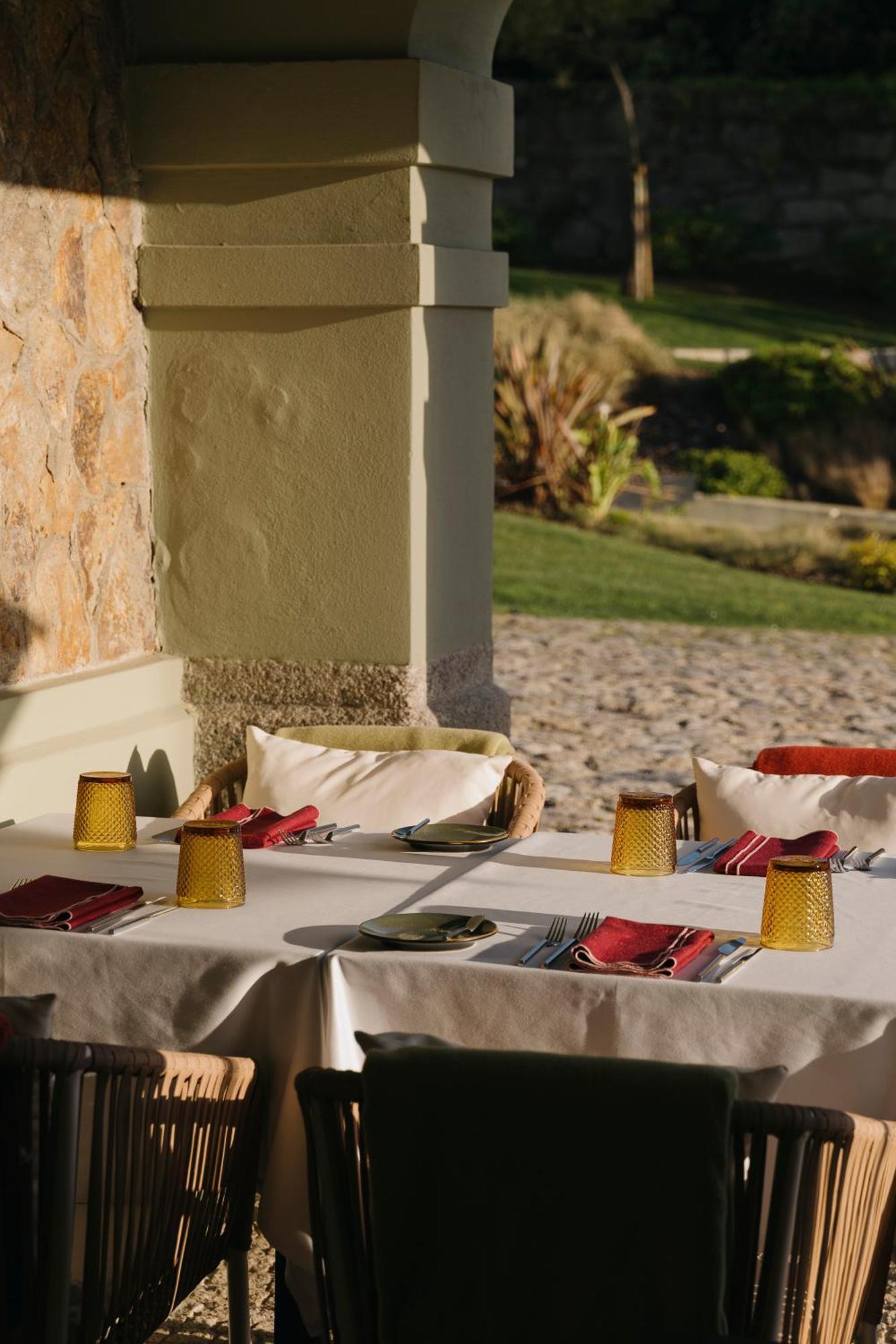Vila Foz Hotel & Spa - Member Of Design Hotels Porto Luaran gambar A table set for dinner