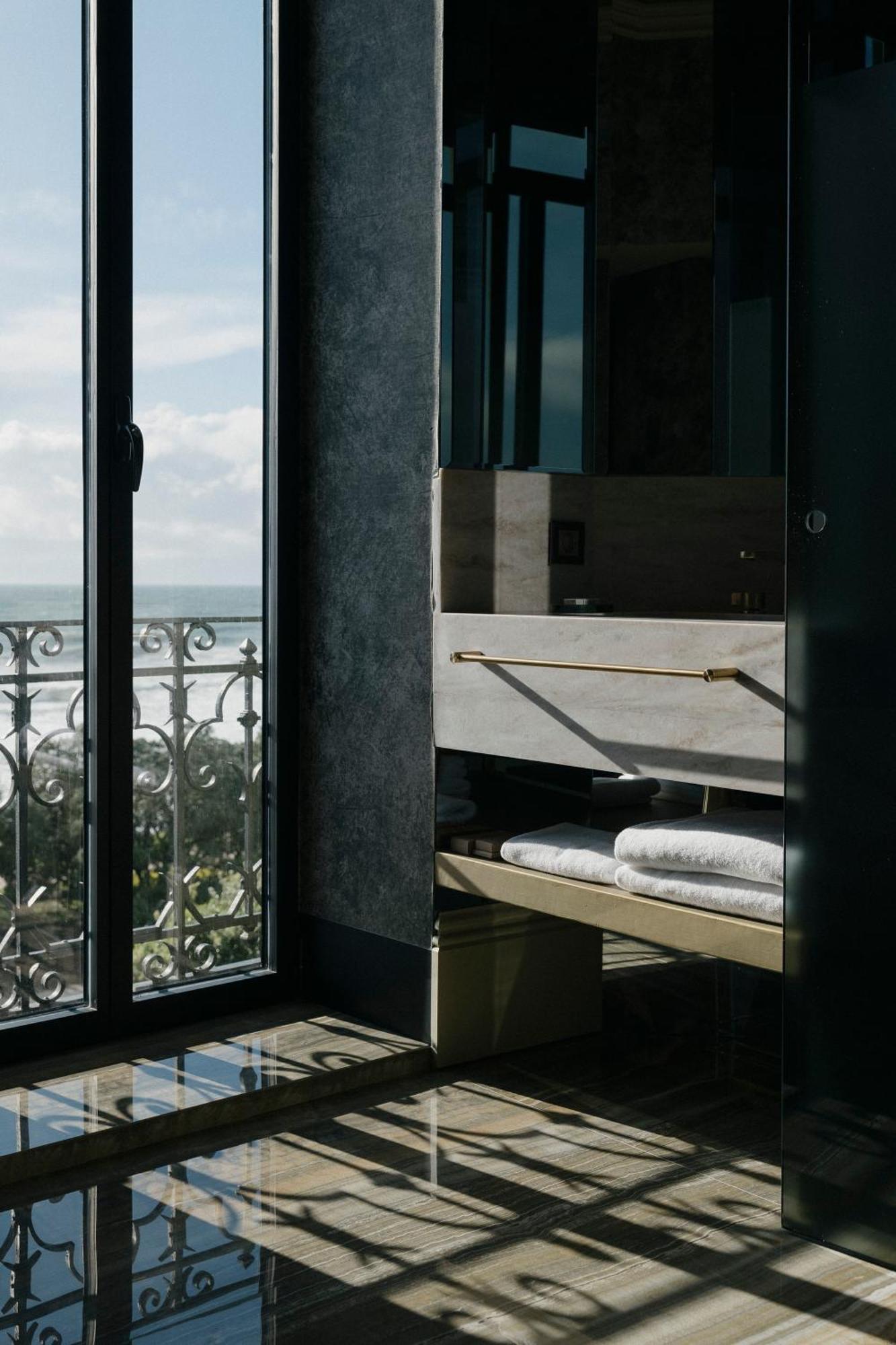 Vila Foz Hotel & Spa - Member Of Design Hotels Porto Luaran gambar A bathroom at the hotel
